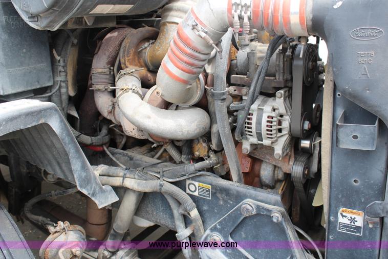 image for item H2559 2004 Peterbilt 387 semi truck