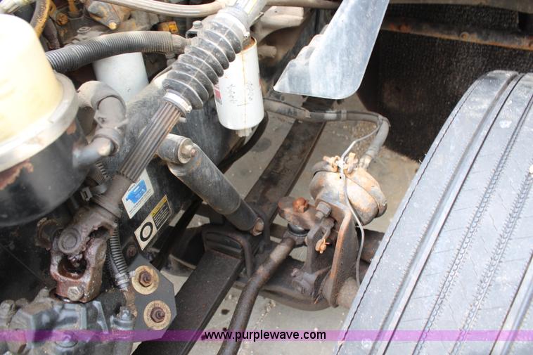 image for item H2559 2004 Peterbilt 387 semi truck