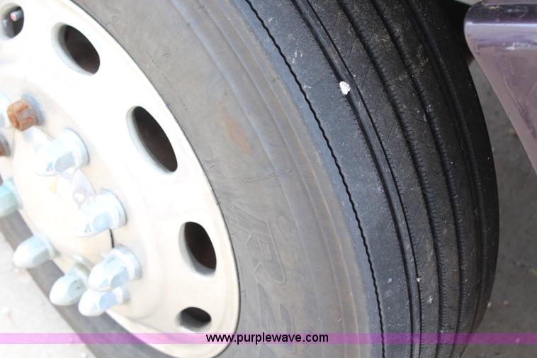 image for item H2559 2004 Peterbilt 387 semi truck