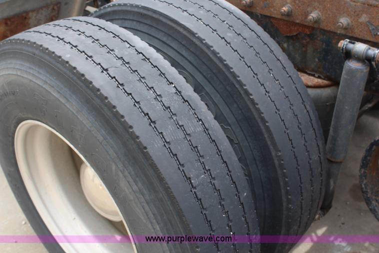 image for item H2559 2004 Peterbilt 387 semi truck