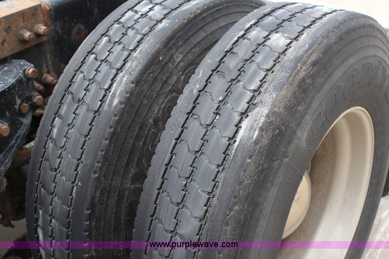 image for item H2559 2004 Peterbilt 387 semi truck