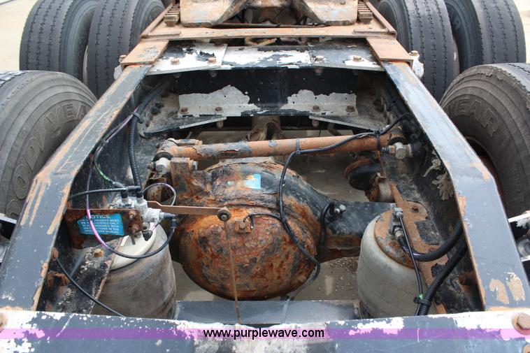 image for item H2559 2004 Peterbilt 387 semi truck