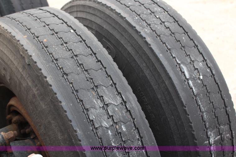 image for item H2559 2004 Peterbilt 387 semi truck