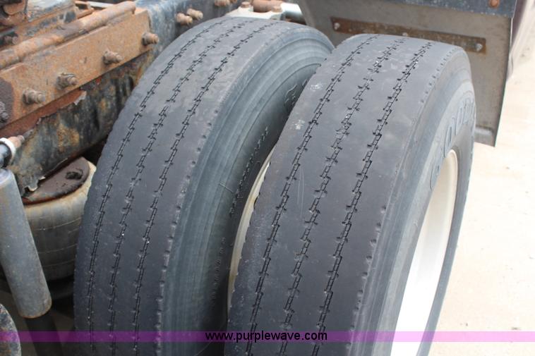 image for item H2559 2004 Peterbilt 387 semi truck