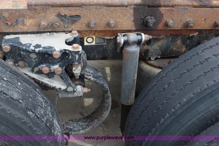 image for item H2559 2004 Peterbilt 387 semi truck