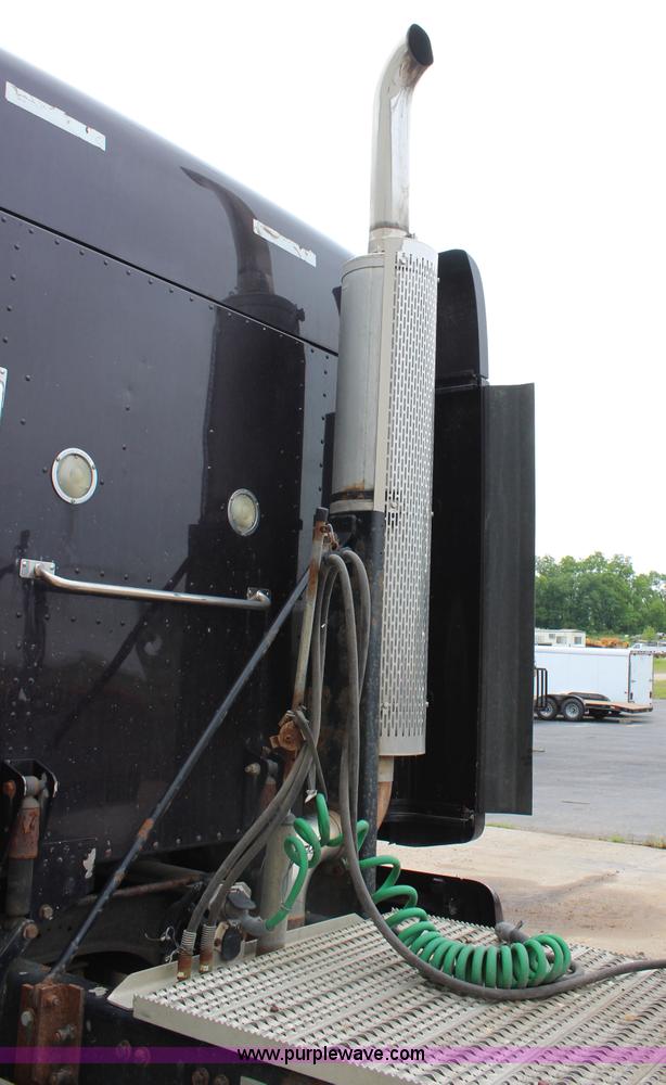 image for item H2559 2004 Peterbilt 387 semi truck