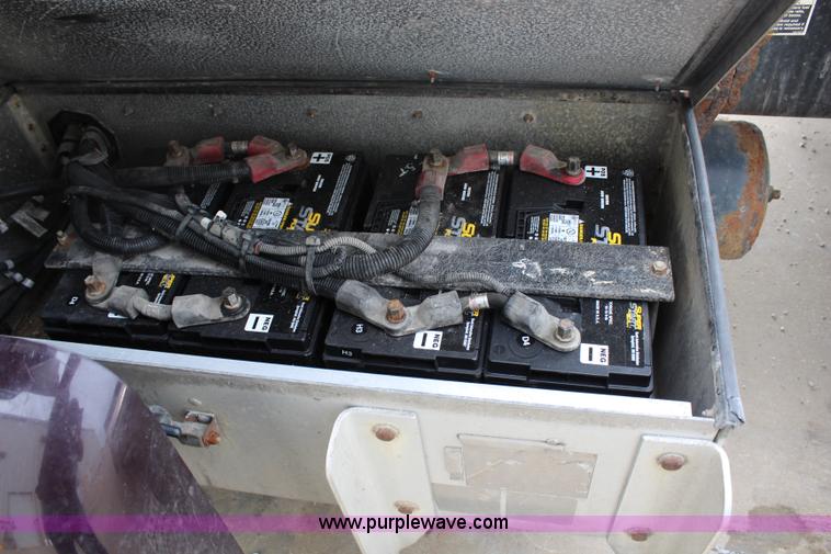 image for item H2559 2004 Peterbilt 387 semi truck