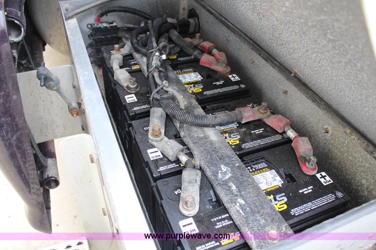 image for item H2559 2004 Peterbilt 387 semi truck