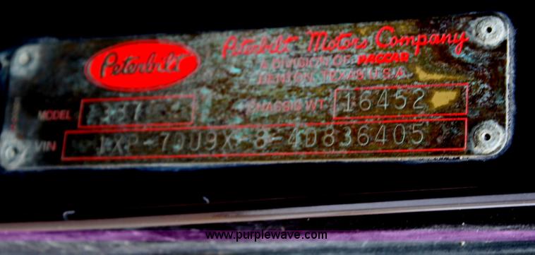 image for item H2559 2004 Peterbilt 387 semi truck