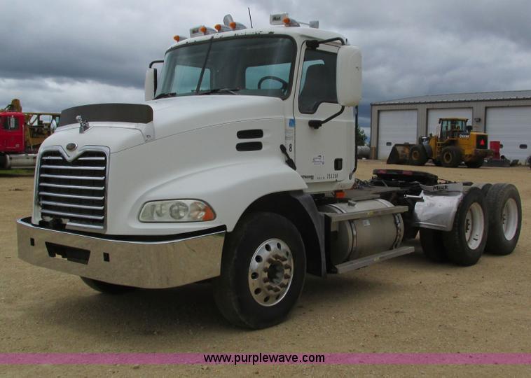 image for item I4162 2005 Mack CXN613 semi truck