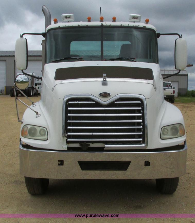 image for item I4162 2005 Mack CXN613 semi truck
