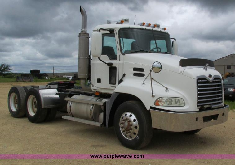 image for item I4162 2005 Mack CXN613 semi truck