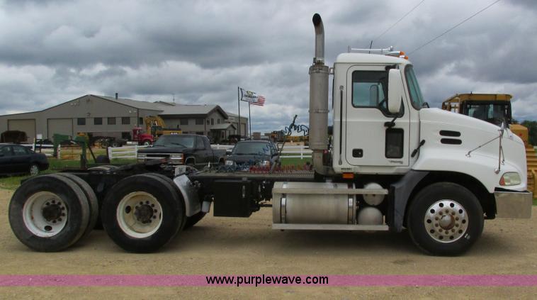 image for item I4162 2005 Mack CXN613 semi truck