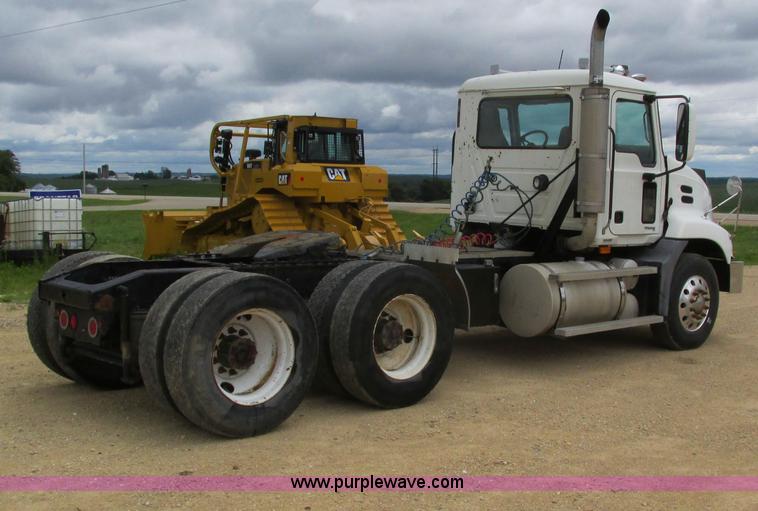 image for item I4162 2005 Mack CXN613 semi truck