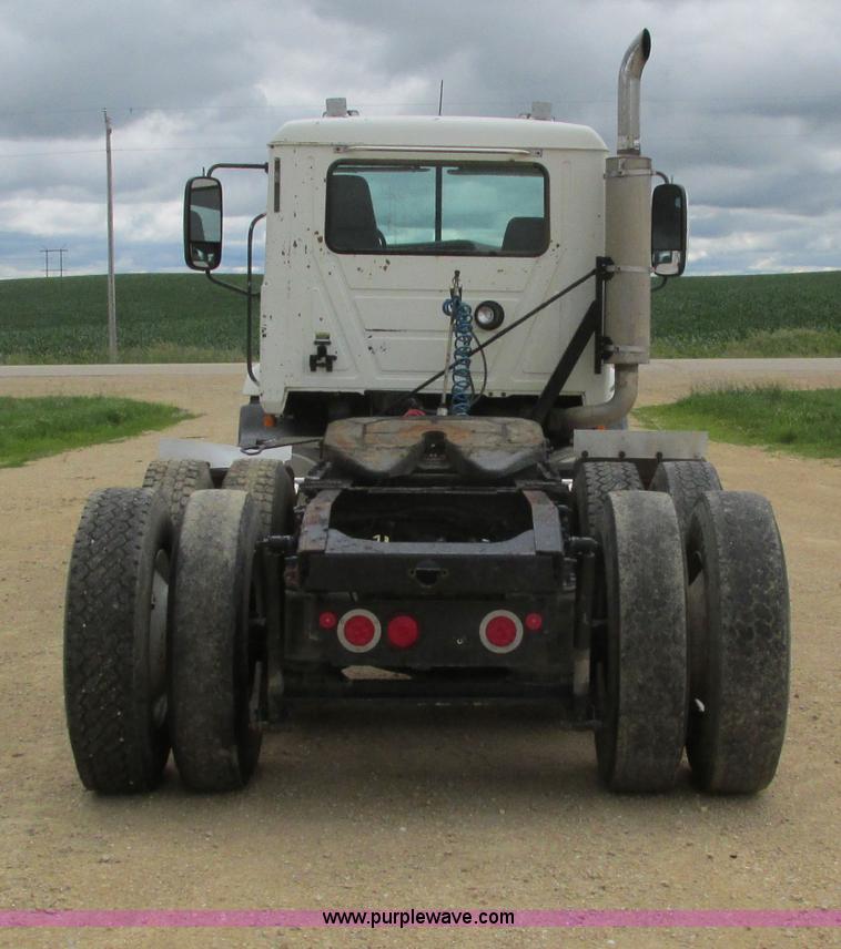 image for item I4162 2005 Mack CXN613 semi truck