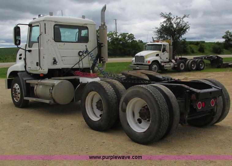 image for item I4162 2005 Mack CXN613 semi truck