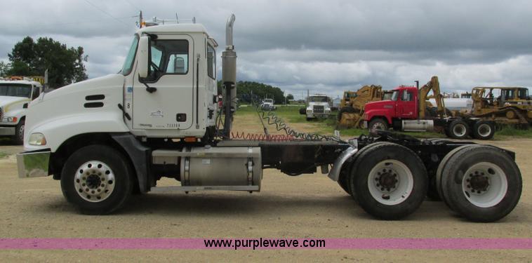image for item I4162 2005 Mack CXN613 semi truck