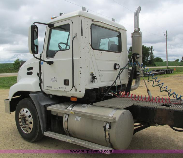 image for item I4162 2005 Mack CXN613 semi truck