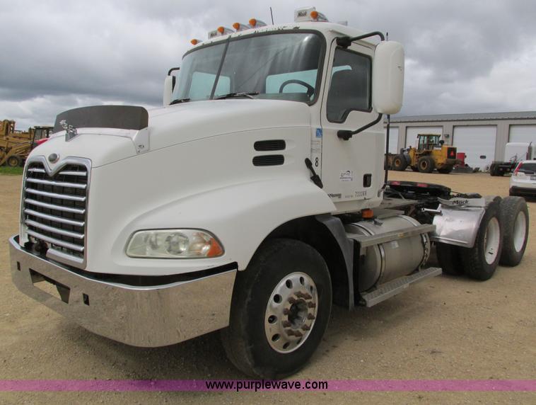 image for item I4162 2005 Mack CXN613 semi truck