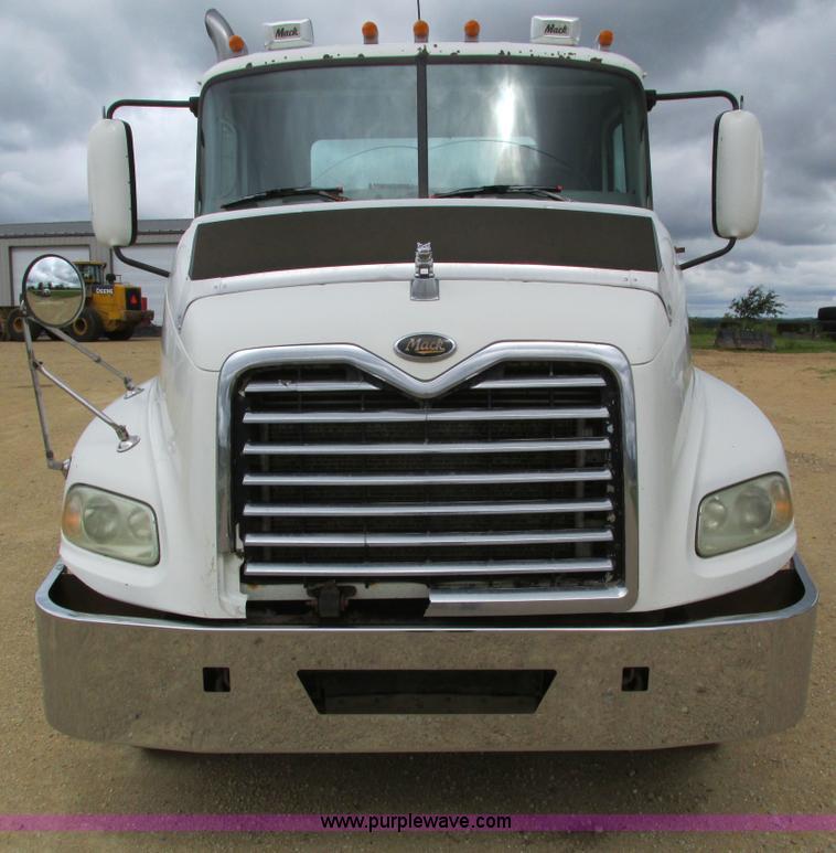 image for item I4162 2005 Mack CXN613 semi truck