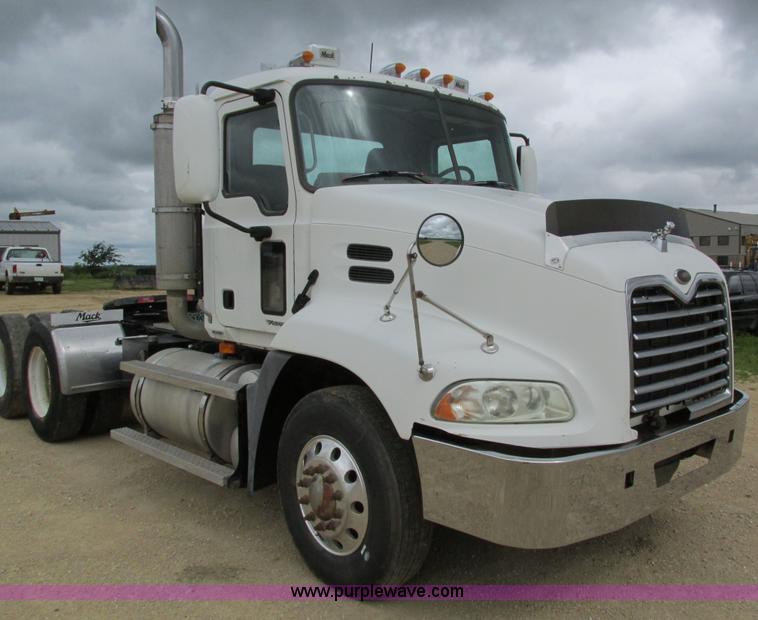 image for item I4162 2005 Mack CXN613 semi truck