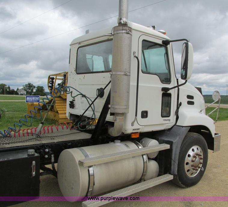 image for item I4162 2005 Mack CXN613 semi truck