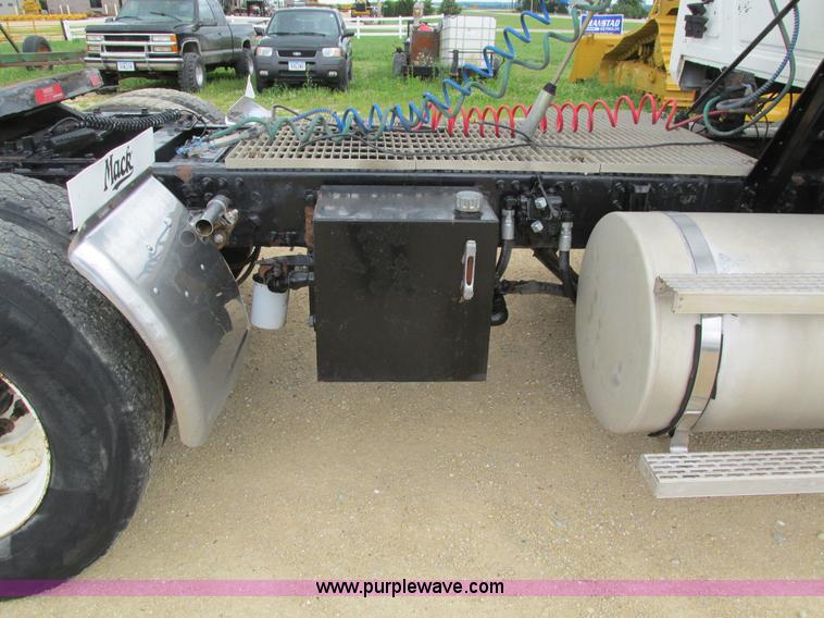 image for item I4162 2005 Mack CXN613 semi truck