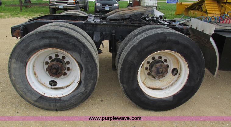 image for item I4162 2005 Mack CXN613 semi truck