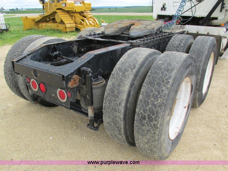 image for item I4162 2005 Mack CXN613 semi truck