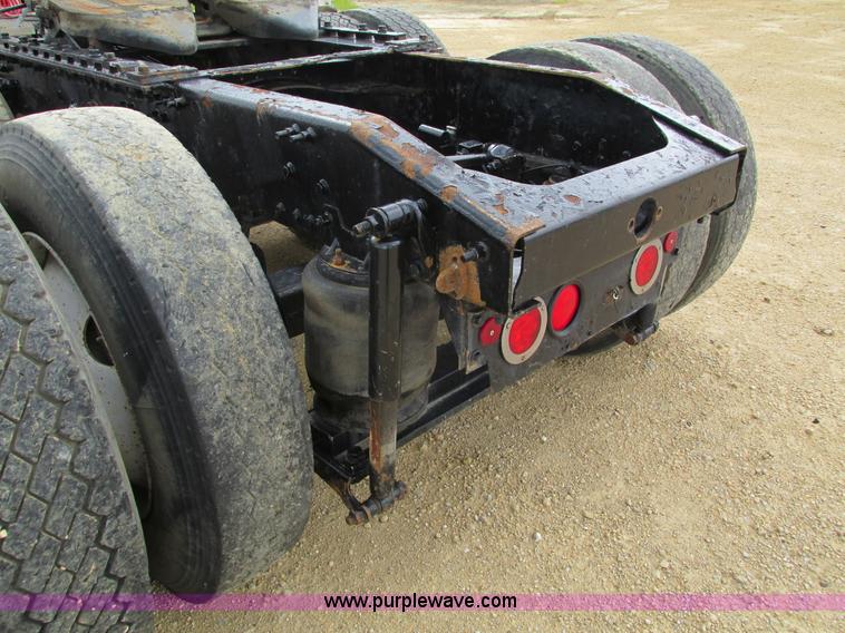 image for item I4162 2005 Mack CXN613 semi truck