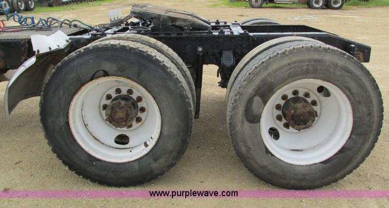 image for item I4162 2005 Mack CXN613 semi truck