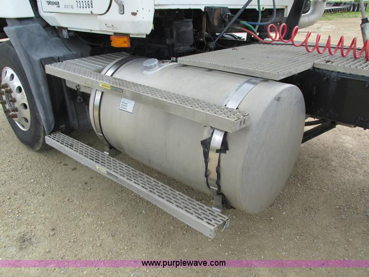 image for item I4162 2005 Mack CXN613 semi truck