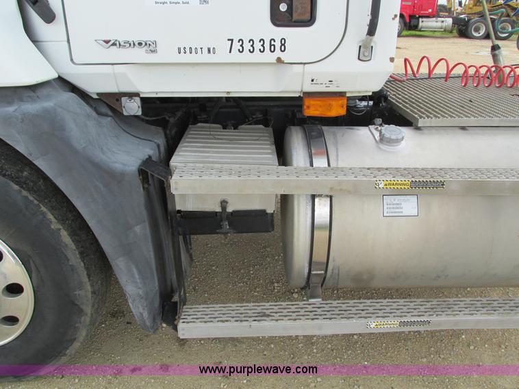 image for item I4162 2005 Mack CXN613 semi truck