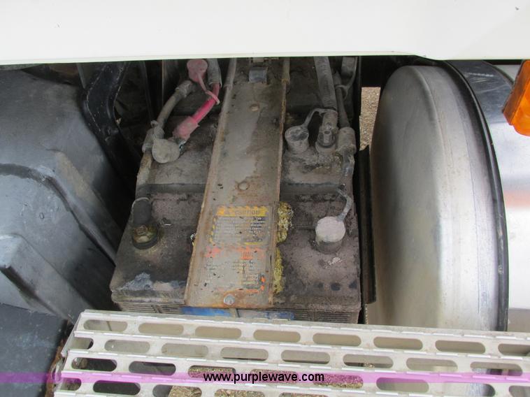 image for item I4162 2005 Mack CXN613 semi truck