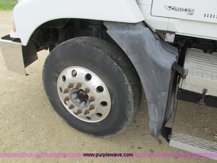 image for item I4162 2005 Mack CXN613 semi truck