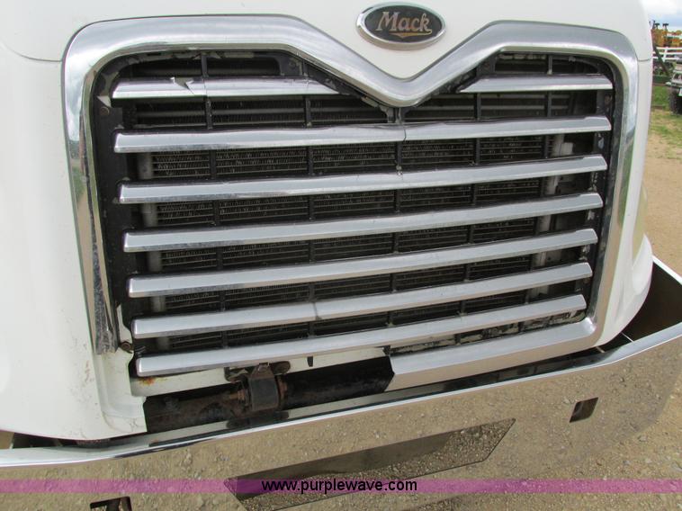 image for item I4162 2005 Mack CXN613 semi truck