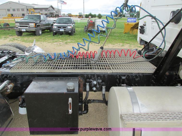 image for item I4162 2005 Mack CXN613 semi truck