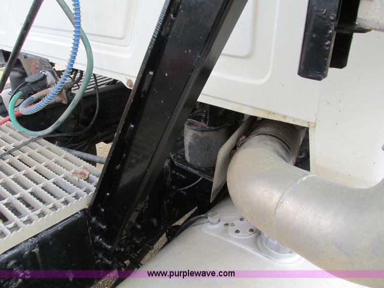 image for item I4162 2005 Mack CXN613 semi truck