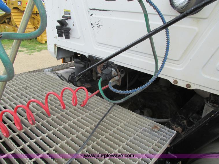 image for item I4162 2005 Mack CXN613 semi truck