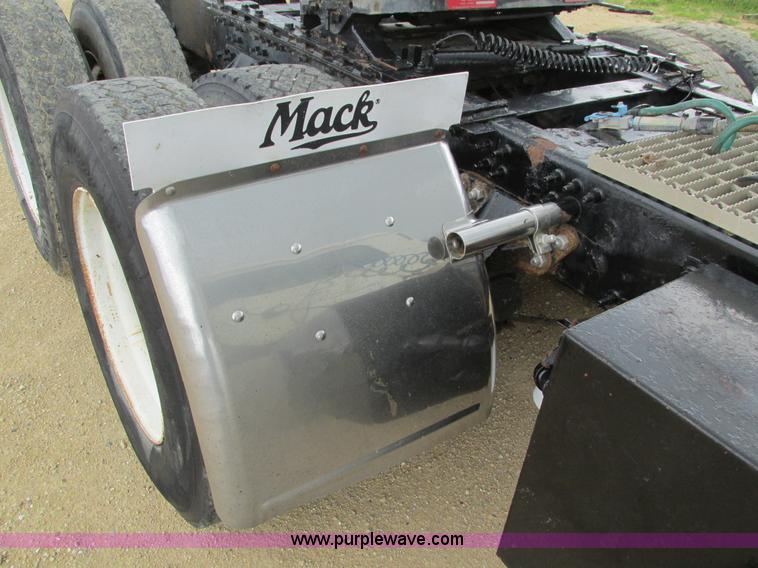 image for item I4162 2005 Mack CXN613 semi truck