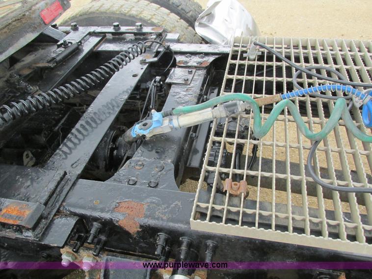 image for item I4162 2005 Mack CXN613 semi truck