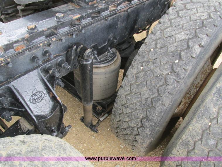 image for item I4162 2005 Mack CXN613 semi truck