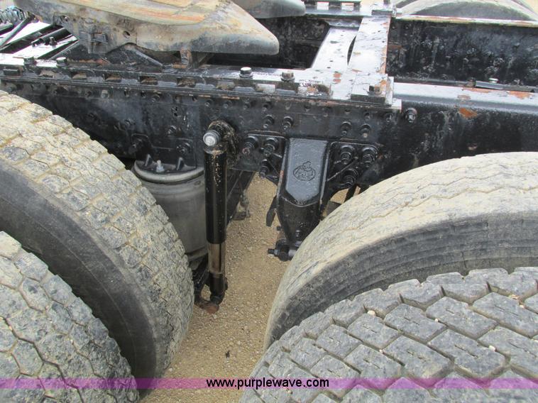 image for item I4162 2005 Mack CXN613 semi truck