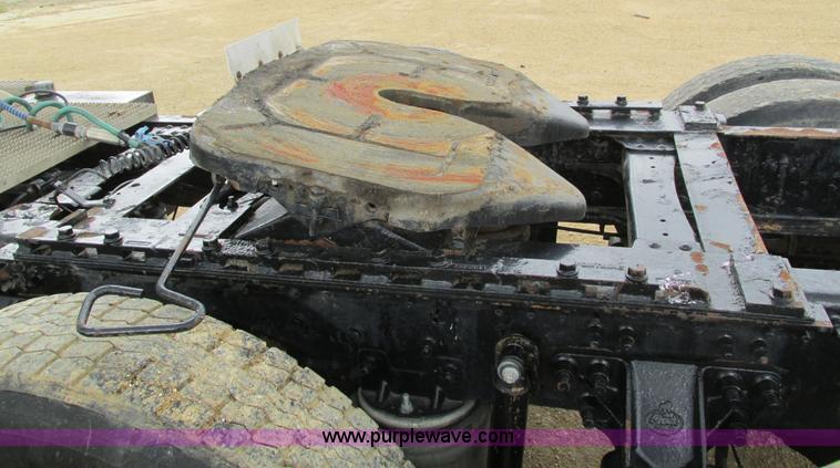 image for item I4162 2005 Mack CXN613 semi truck