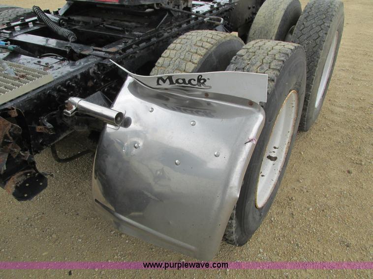 image for item I4162 2005 Mack CXN613 semi truck