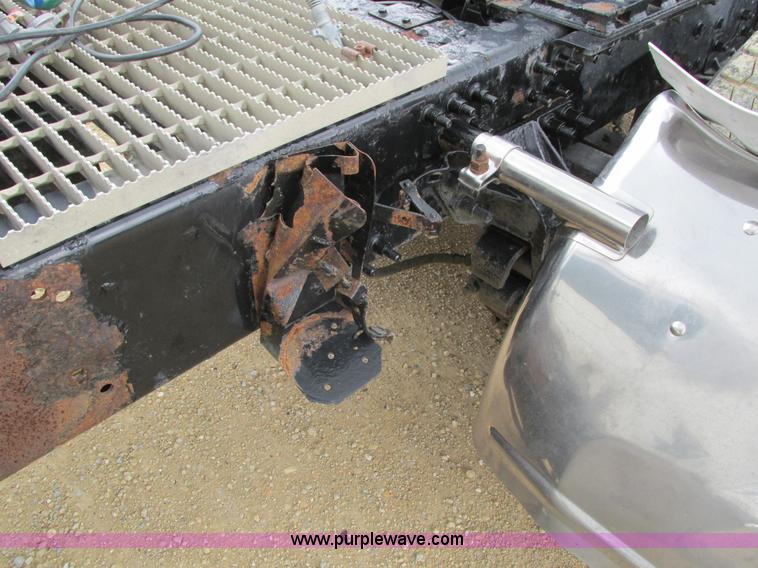 image for item I4162 2005 Mack CXN613 semi truck