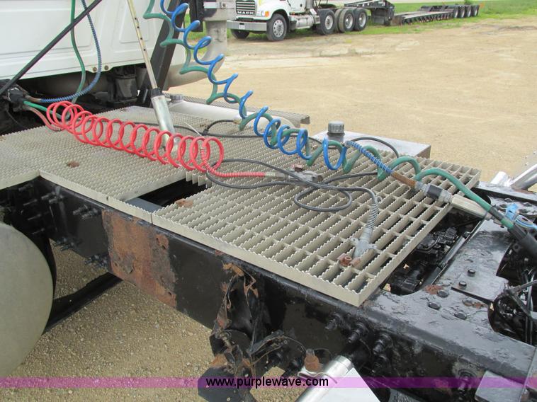 image for item I4162 2005 Mack CXN613 semi truck