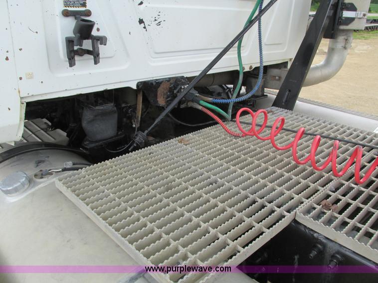 image for item I4162 2005 Mack CXN613 semi truck