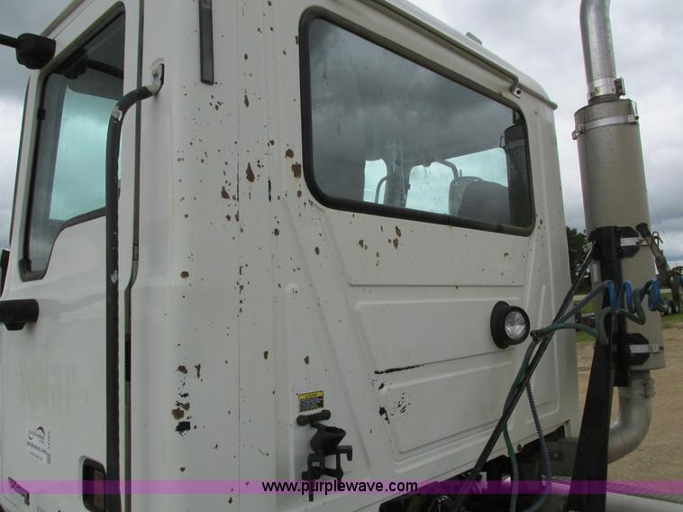 image for item I4162 2005 Mack CXN613 semi truck