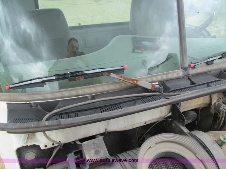 image for item I4162 2005 Mack CXN613 semi truck